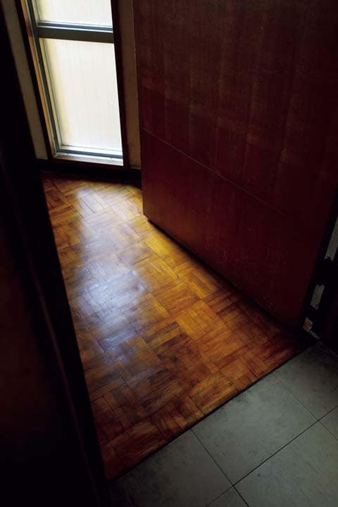 DIYでよみがえった寄木細工の美しい床