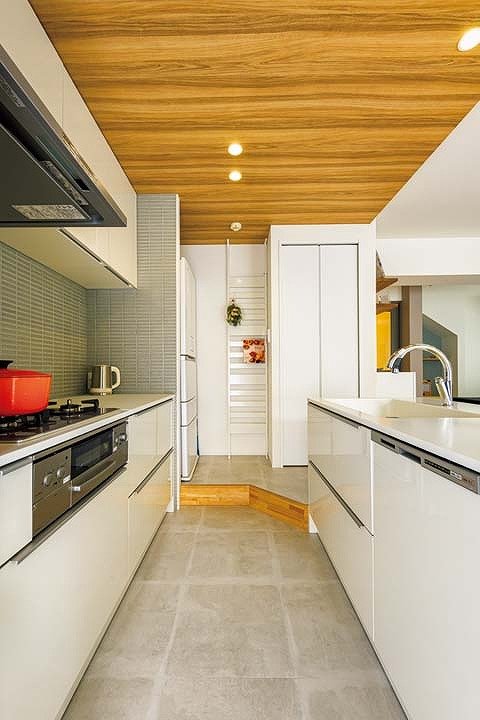 木目調クロスを貼ったキッチン天井