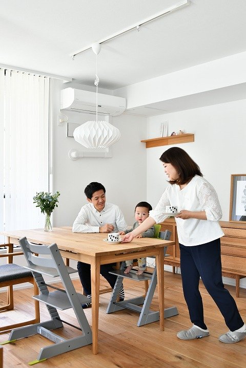 窓際のダイニング