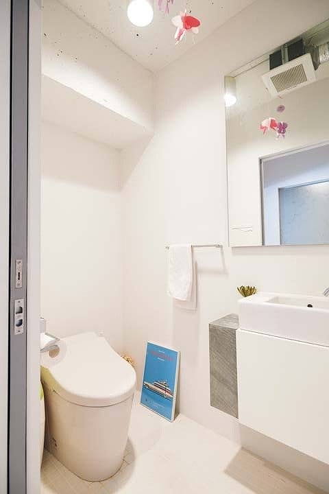 タンクレスを採用しスッキリまとめたトイレ