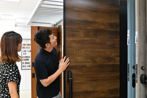 茶色のドア見本を引き出す様子