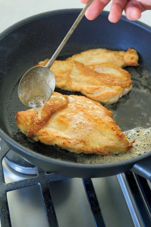 鶏胸肉をバターでソテーにしている様子