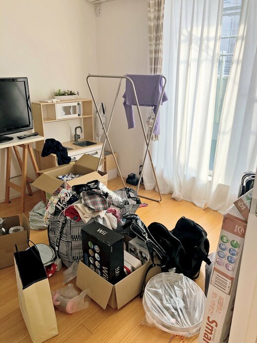 衣類や生活用品が箱や袋に詰め込まれている様子