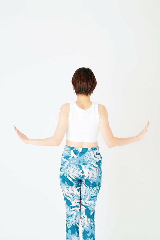 広背筋ストレッチをしている人の背中