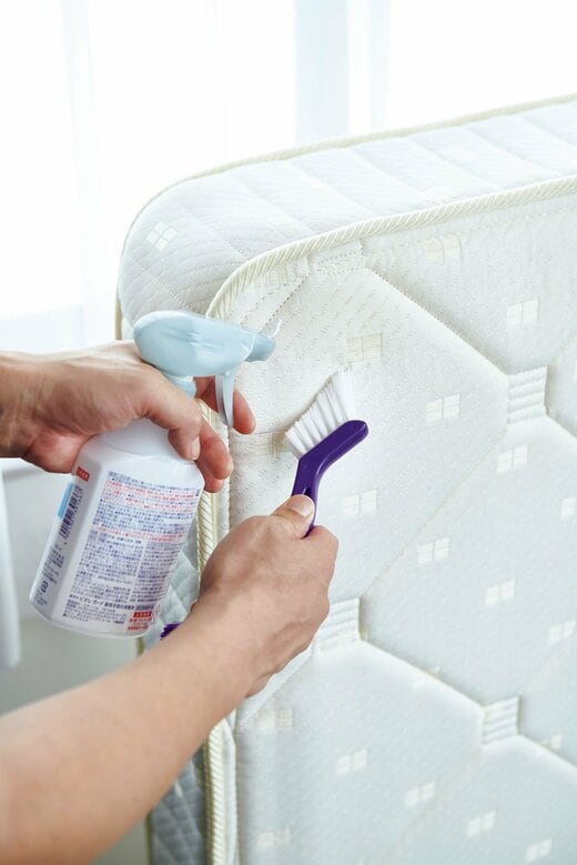 マットレスをブラシでこする