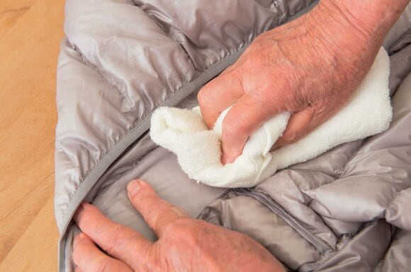 撥水スプレーをかけてふき取る