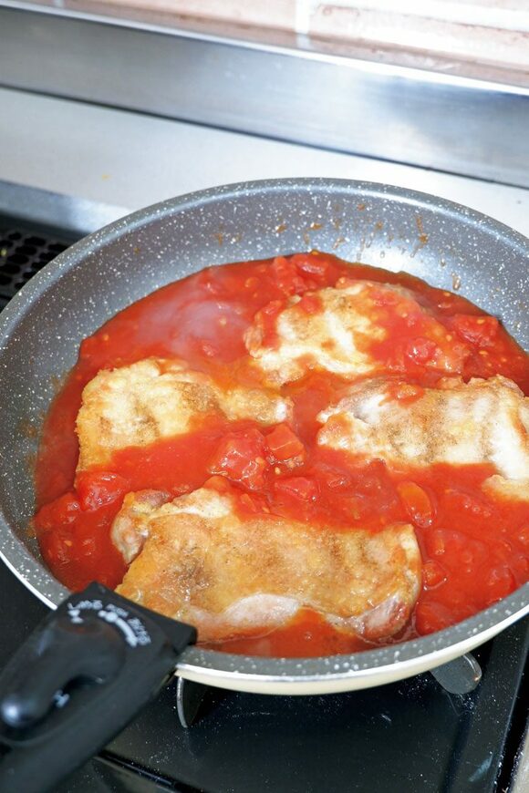 フライパンにトマトソースチキン