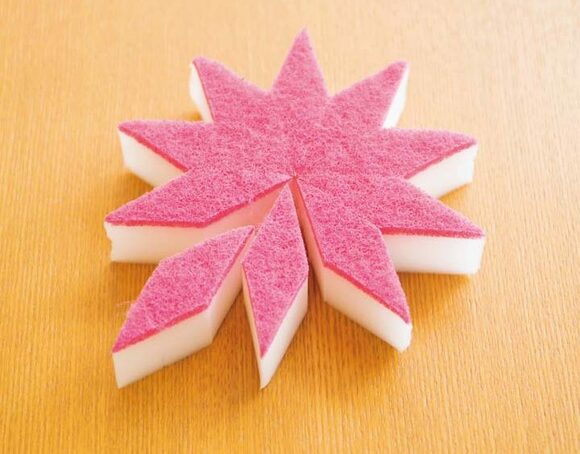 隙間掃除にうってつけ。メラミンスポンジ