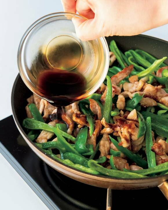 中華の黄金比ダレを加え、炒め合わせる