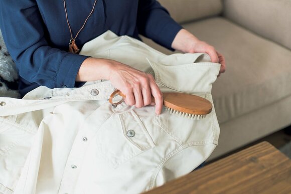 衣類の毛羽立ちはつるしたブラシですぐにケア