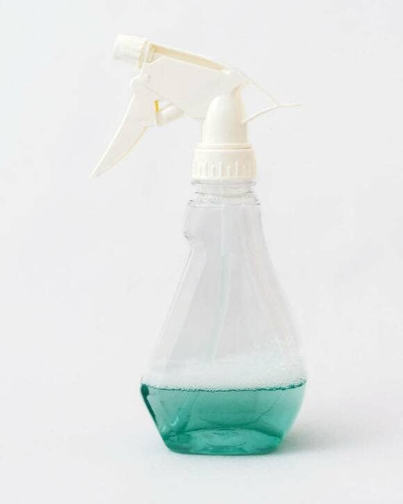 スプレーボトルに緑液体