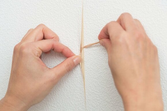 はがれた部分の壁にのりをまんべんなく塗る