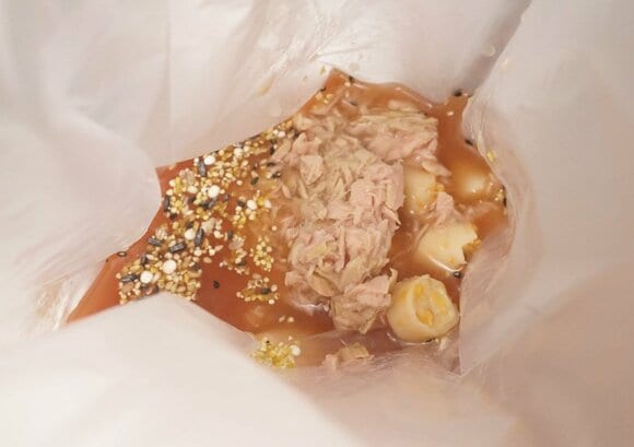 チーズかまぼこは一口サイズに指でちぎって入れましょう