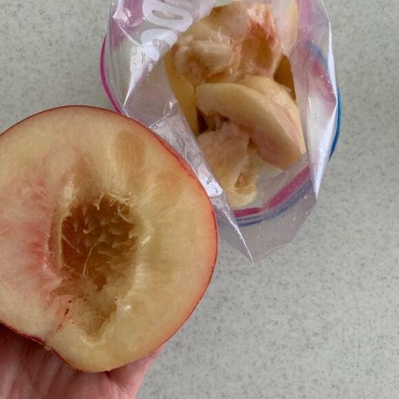 カットした桃
