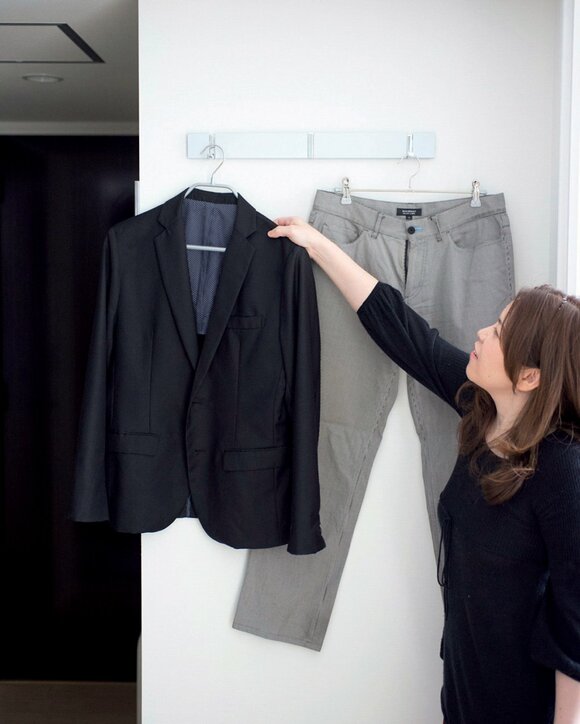 折りたたみ式フックで夫の上着の一時置きを設置した様子