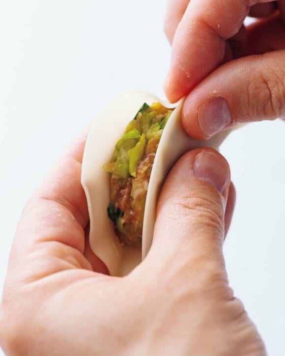 餃子の皮ひだつくり