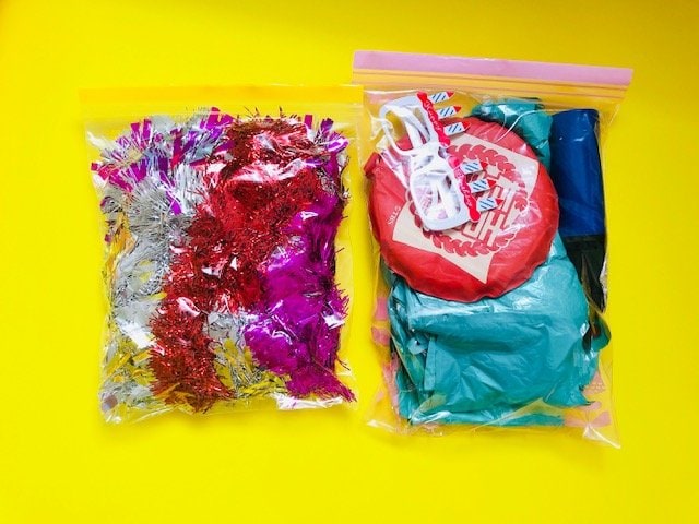 袋に誕生日グッズ