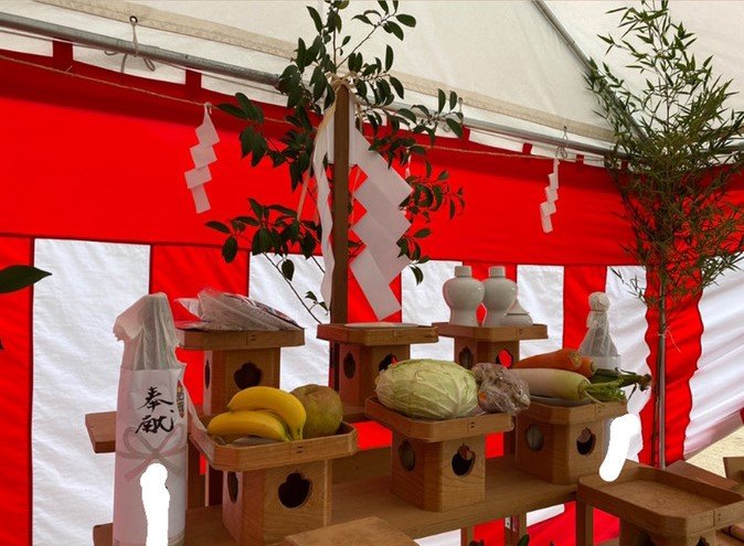 地鎮祭の祭壇に並べられたお供物