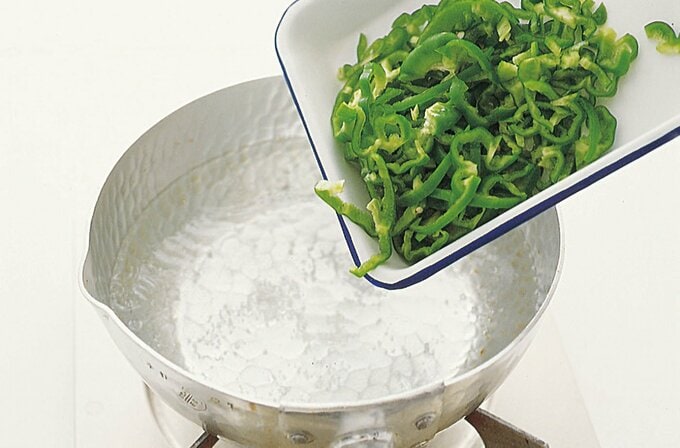 塩ゆでするピーマン