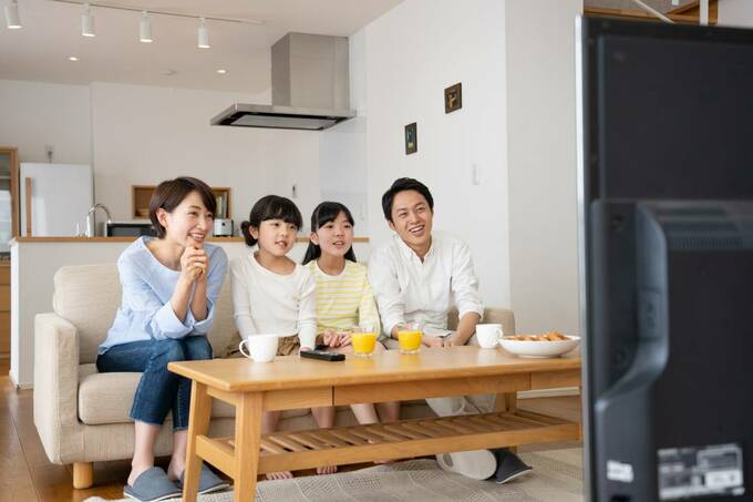 テレビの前に4人家族