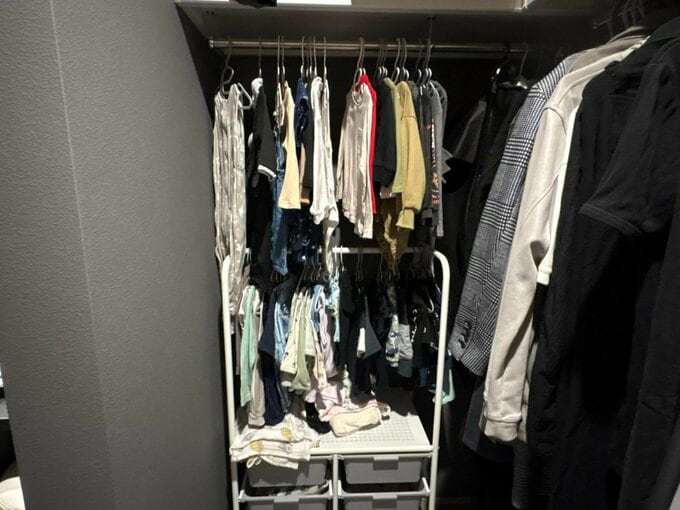 WIC内にハンガーにかけて収納している子ども服