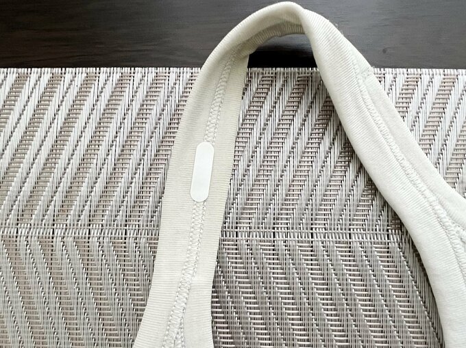 ストラップにテープを貼った様子