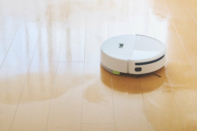 床をふくルンバ