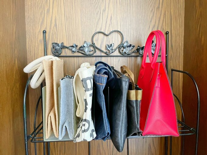 厚みのないバッグを自立させて収納