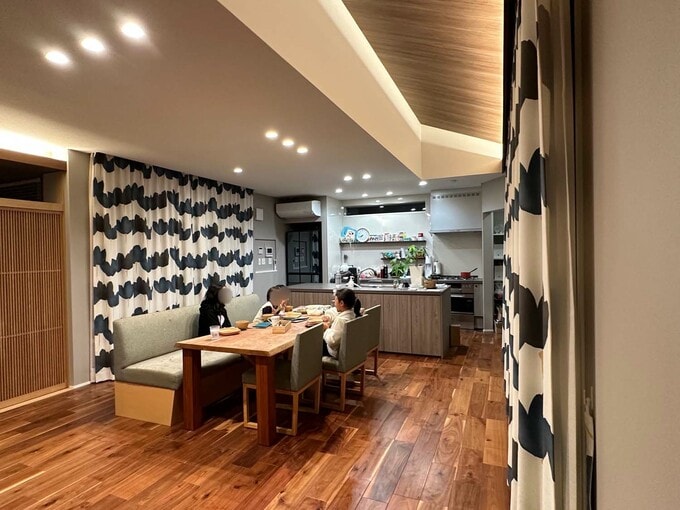 グレー系の壁紙の夜のリビングダイニング