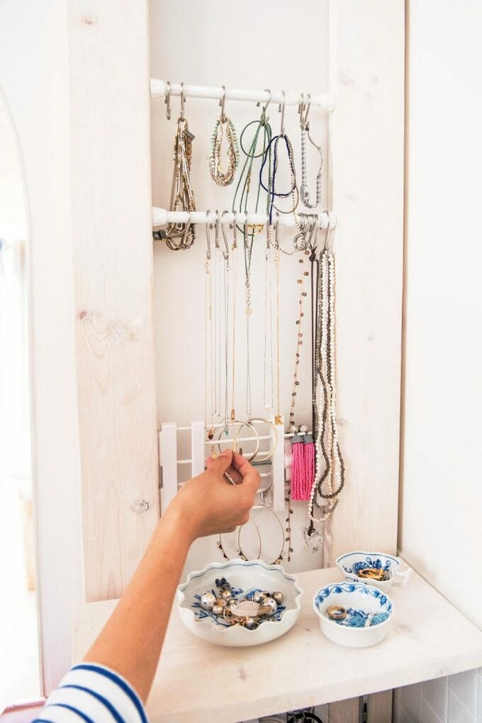 つっぱり棒洗面所壁面収納と手