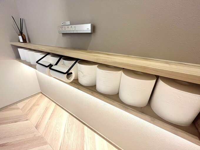 造作棚にストックしたトイレットペーパー