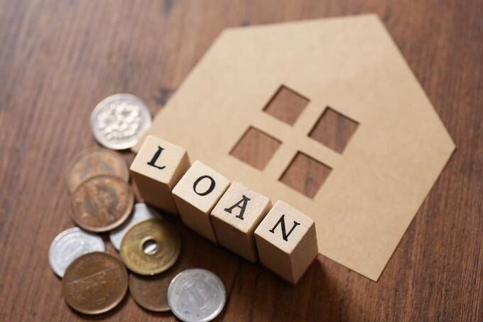 家の形をした紙とお金