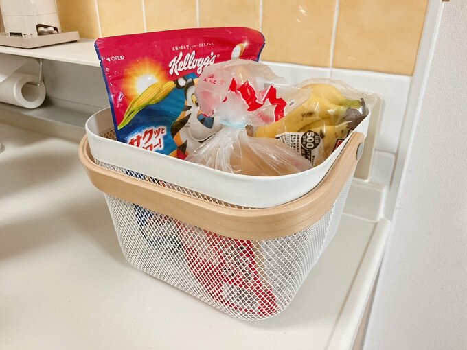 カゴにシリアルや食パンが入っている図