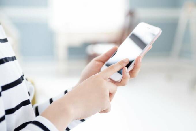 スマホを操作している様子