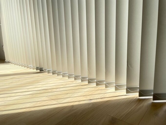 バーチカルブラインドから差し込む光