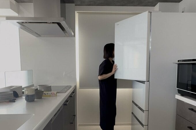 冷蔵庫をあけている女性