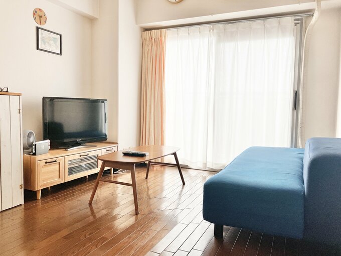 テレビとソファがあるリビングルームの写真