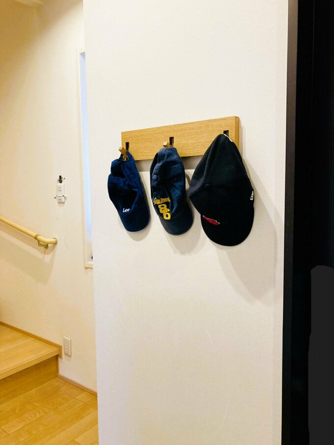 玄関にフックでつるしている帽子