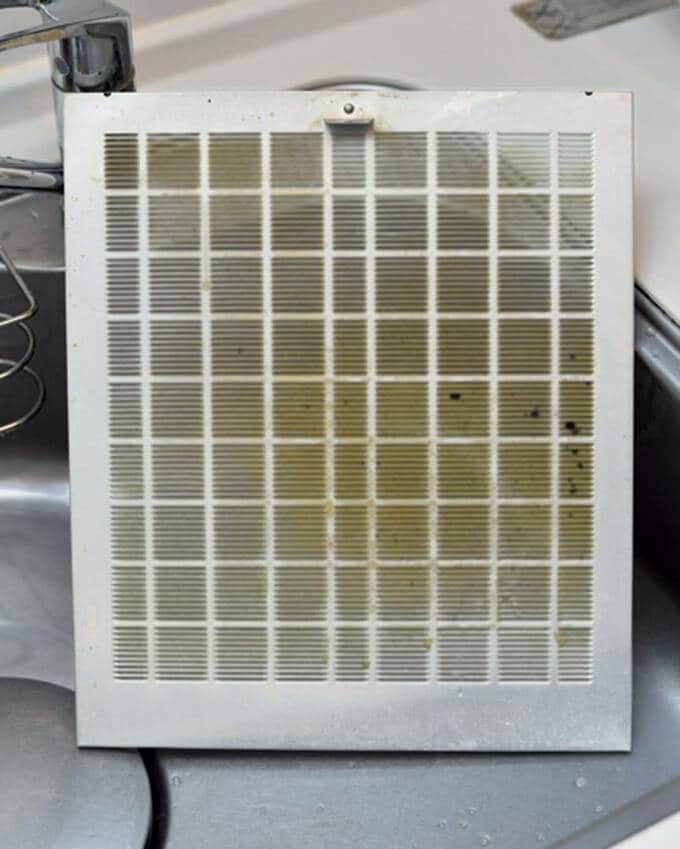 汚れた換気扇フード