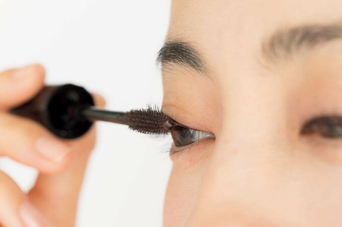 マスカラを塗っている様子