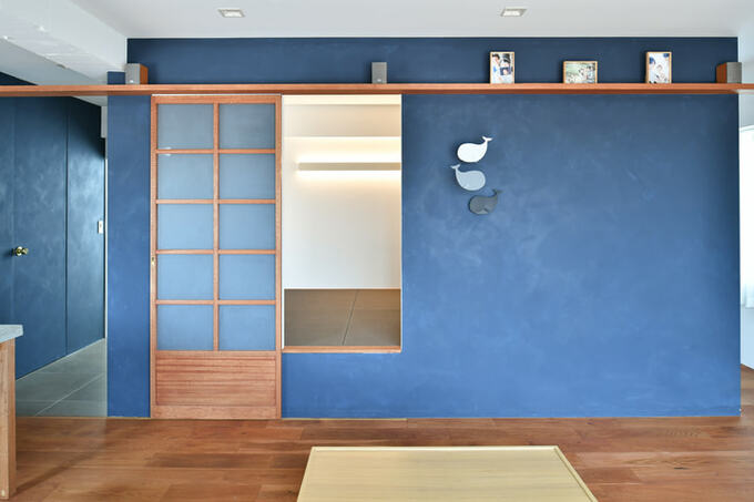 リビングのアクセントになっているブルーの壁