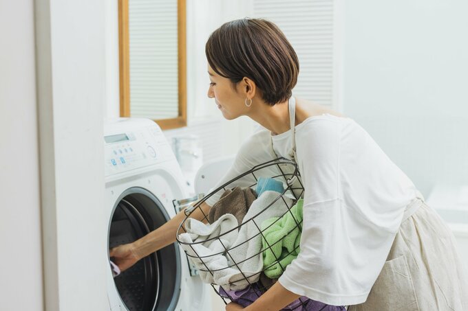 家事中の女性