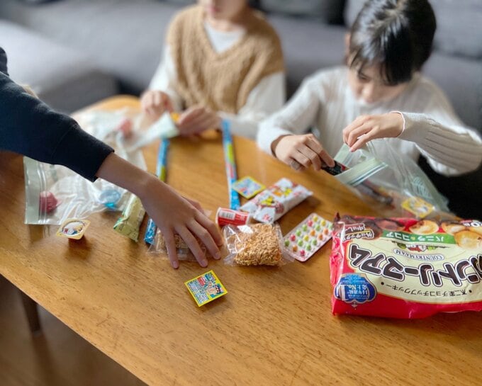 お菓子をしまう