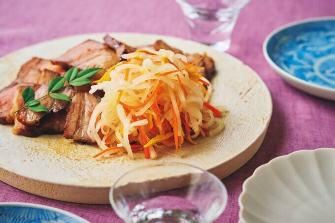 チャーシューに添えられた大根とドライマンゴーのなます