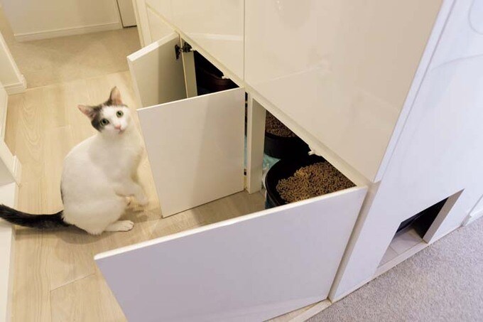 洗面台の下に収めた猫用トイレ