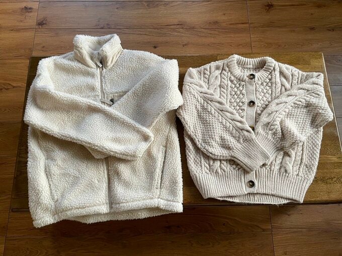 ライフさんが手放した2着の洋服の画像。