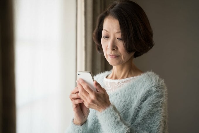 スマホを見る女性