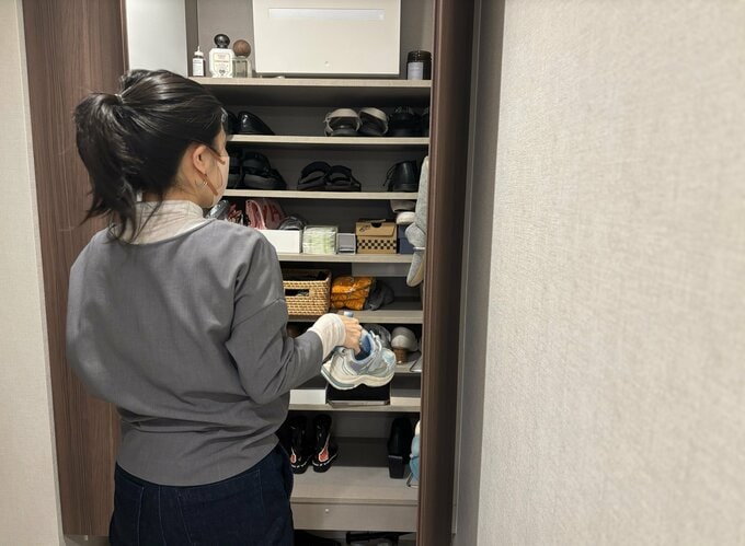 靴箱の前に立つよしいさん