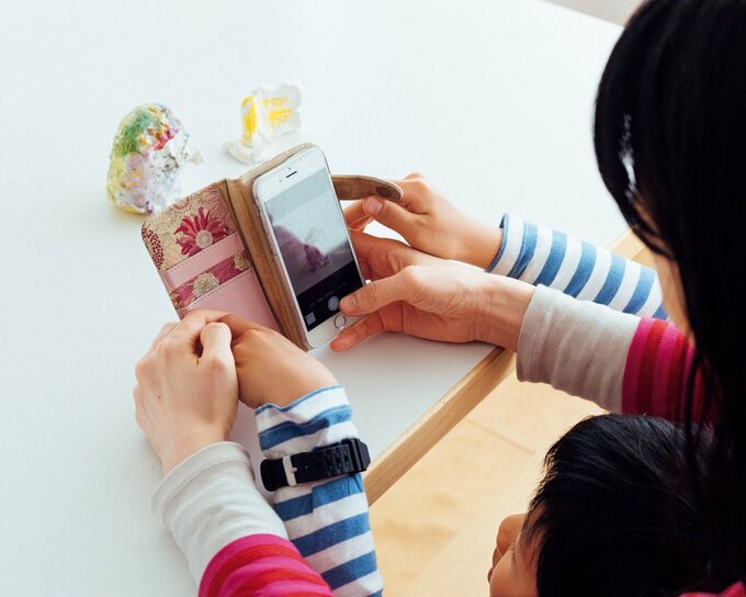 スマホを見る親子