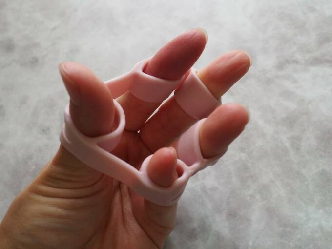 腕の筋が、ガチガチに力んでいる